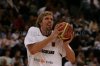 Dirk Nowitzki beim Warmwerfen...
