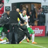 Torjubel/Jubel. Torschütze/Torschuetze Ludovic Obraniak (Bremen) jubelt ueber das Tor zum 1:1.