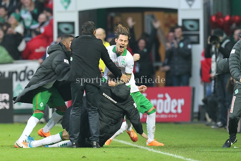 Torjubel/Jubel. Torschütze/Torschuetze Ludovic Obraniak (Bremen) jubelt ueber das Tor zum 1:1.