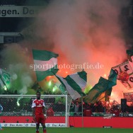 Werder Fans zuenden Bengalos und Rauchbomben nach dem Anpfiff zur zweiten Halbzeit.