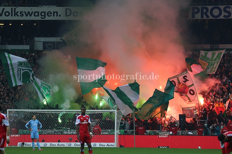 Werder Fans zuenden Bengalos und Rauchbomben nach dem Anpfiff zur zweiten Halbzeit.