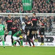 Tor zum 1:1 . Torschütze/Torschuetze Aaron Hunt (Bremen) trifft durch die Stuttgarter Mauer zum 1:1 ins Tor von Torwart Sven Ulreich (Stuttgart)