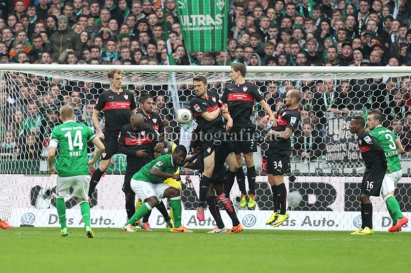 Tor zum 1:1 . Torschütze/Torschuetze Aaron Hunt (Bremen) trifft durch die Stuttgarter Mauer zum 1:1 ins Tor von Torwart Sven Ulreich (Stuttgart)