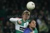 vl. Per Mertesacker (Werder Bremen) im Kopfballduell mit Diego Fernando Klimowicz (VfL Wolfsburg)